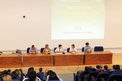Profesionales del Hospital Reina Sofía dan la bienvenida a los alumnos de ciclos formativos en prácticas.