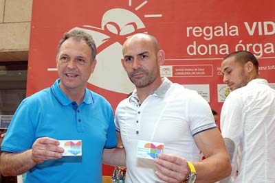 Caparrós y Jémez con su tarjeta de donante.