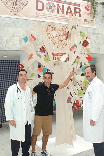 El presentador Felipe Delgadillo con los coordinadores de trasplantes Juan Carlos Robles y Bibián Ortega.