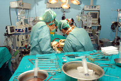 Equipo de cirugía cardiovascular en quirófano