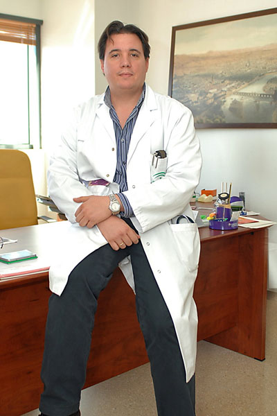 El neurólogo Juan José Ochoa en su despacho