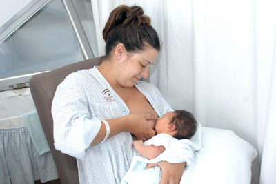 Una paciente da el pecho a su recién nacido en el hospital