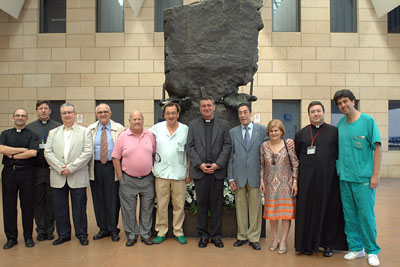 Religiosos, profesionales y pacientes trasplantados junto al monumento al donante