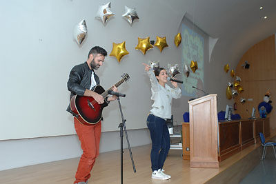La cantante Roko actuó para los niños que acudieron a la presentación de 'El sueño de Greta'