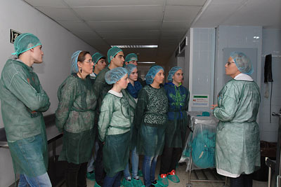 Alumnos del IES Fidiana en un momento de su visita a los quirófanos del Hospital Reina Sofía
