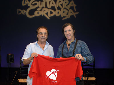 Pepe Habichuela y Jorge Pardo muestran la camiseta de apoyo a la donación