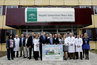 Responsables del hospital y de la ONCE presentan el cupón conmemorativo del 40 aniversario