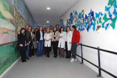 El pasillo de Oncología Radioterápica decorado con los paneles de mariposas en vuelo