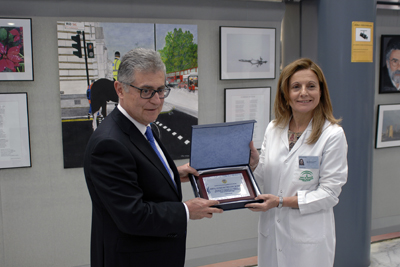 Marina Álvarez recibe un reconocimiento por el 40 aniversario de manos del presidente del Colegio de Médicos