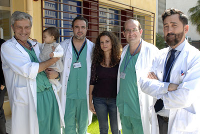 Cirujanos y hepatólogo con la donante y la bebé trasplantad