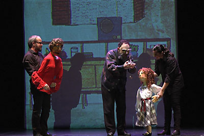 El grupo Uno Teatro en un momento de la representación del cuento en el Teatro Góngora