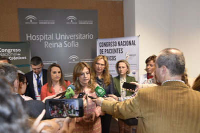 Marina Álvarez atiende a los medios de comunicación antes de inaugurar el VI Congreso Nacional de Pacientes Semergen