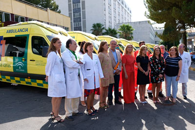 La consejera de Salud presenta la nueva flota en el hospital.