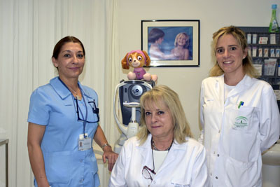 Las doctoras Ibarra y Navarro junto a la Axuliar de Enfermería Carmen Caballero en la consulta de Oftalmología Infantil