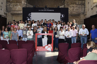 Foto de familia de organizadores, colaboradores y participantes en el recital Tintas para la Vida 9