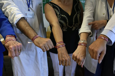 Unidos por la pulsera que recuerda los 40 años de donación en el Hospital Reina Sofía