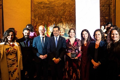 La comisión de violencia de género con el Presidente de la Junta y la Consejera de Salud tras recibir el Premio Meridiana