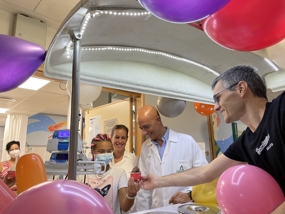 Una paciente recibe un helado de chocolate durante su estancia en el hospital