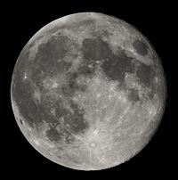 Desde el espacio, la Luna luce como un esfera gris-blanquecina, con cráteres de varios tamaños.