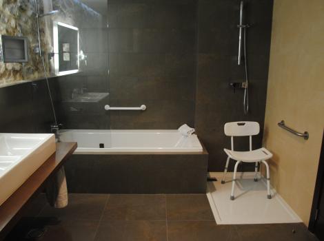 Hotel Convento Aracena. Baño habitación adaptada.