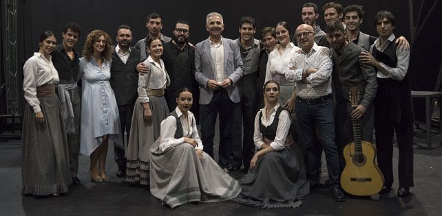 l consejero de Cultura, Miguel Ángel Vázquez, con los componentes del Ballet Flamenco de Andalucía, que estrena '...Aquel Silverio'
