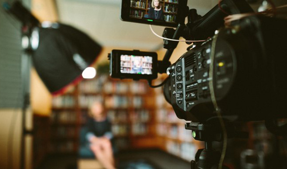 Una cámara de vídeo tomando imágenes en una biblioteca