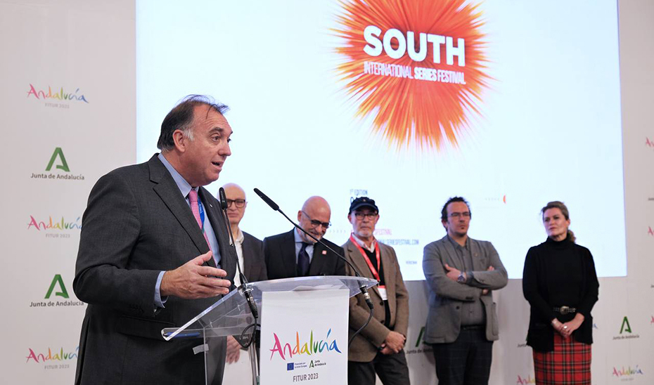 Arturo Bernal en un atril, presentando el 'South International Series Festival' 
