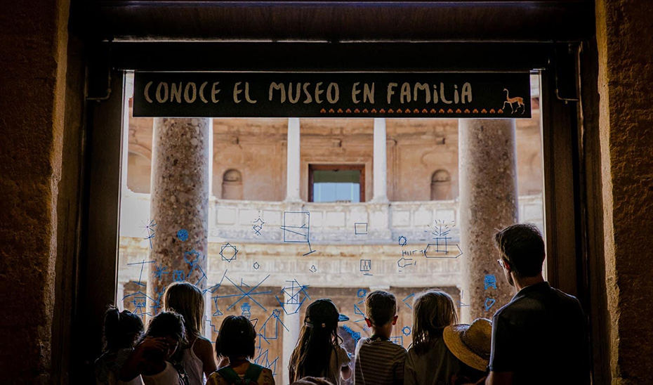 Asistencia de visitantes en el patio del Museo de la Alhambra de Granada