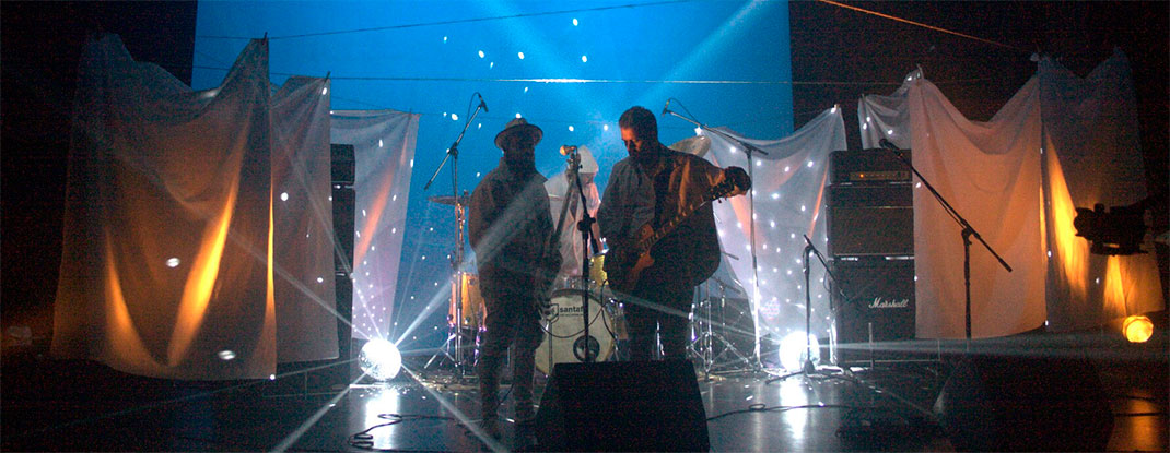 Dos músicos sobre un escenario