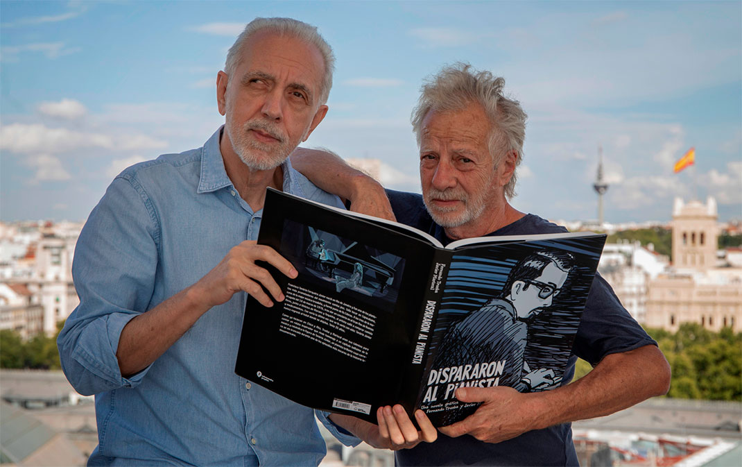 Plano medio de Fernando Trueba y Javier Mariscal sujetando la novela ‘Dispararon al pianista’