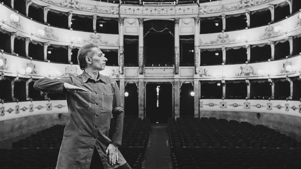Foto en blanco y negro. Israel Galván en un teatro vacío