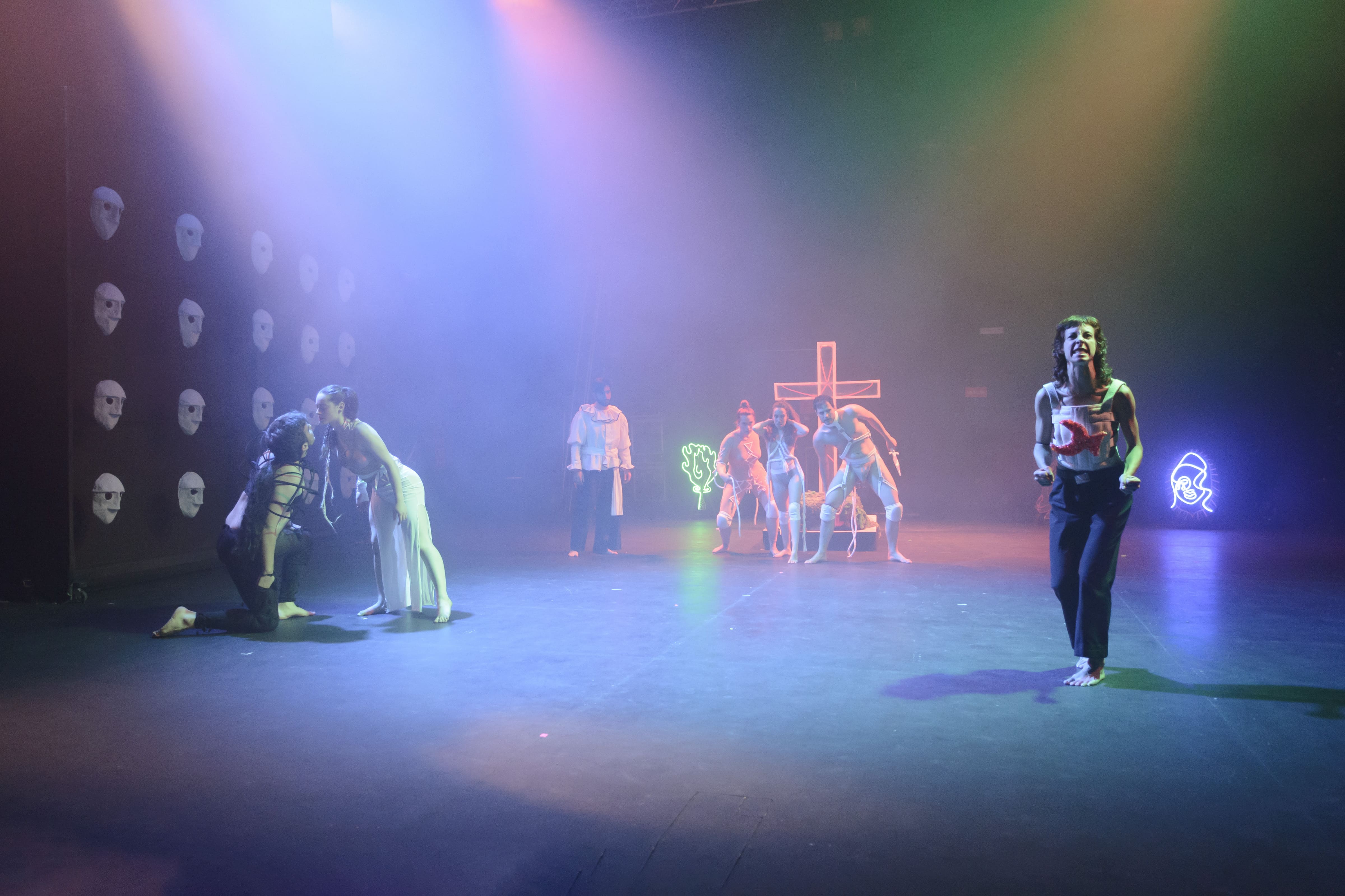 Distintos haces de luz, tiras leds y focos móviles proyectados en el escenario osbre actores y escenografía.
