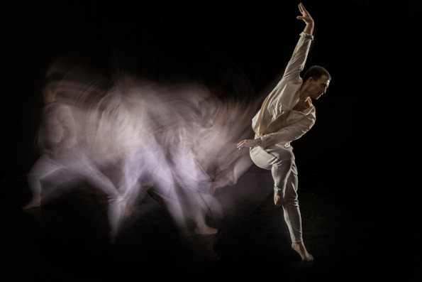 Sucesión de imágenes de distintas posturas de baile difuminadas de Pawel Michno dan la impresión de movimiento. Fondo negro.