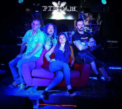 Componentes del grupo sentados en un sillón