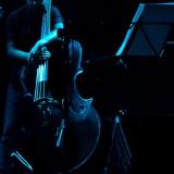 Sobre el escenario, tocando se ven timbales, contrabajo y guitarra eléctrica. El plano de la foto está ahí: no se ven las caras ni los pies de los músicos.