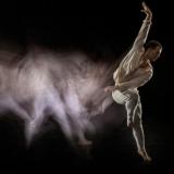 Sucesión de imágenes de distintas posturas de baile difuminadas de Pawel Michno dan la impresión de movimiento. Fondo negro.