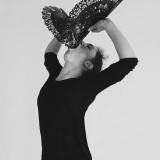 Imagen en blanco y negro de Sara Jiménez, bailarina y coreografa, usando unos abanicos