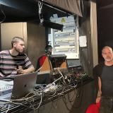 Alumnos de dirección en la cabina de sonido del teatro Alhambra
