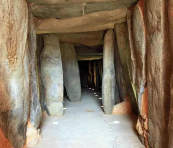 Interior del Dolmen de Soto. Antecámara. Estado actual tras la intervención en el bien.