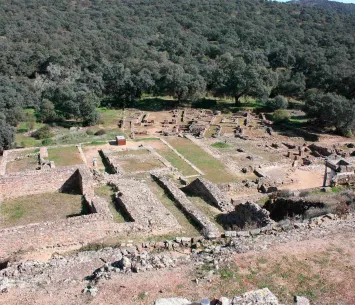 Enclave Arqueológico Munigua. En primer término Templo de podio. Foro romano y abajo Casas 1 y 6. Autora: Mª del Camino Fuertes Santos.