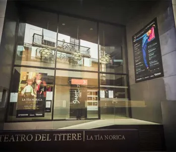 Cristalera exterior del Teatro del Títere Tía Norica