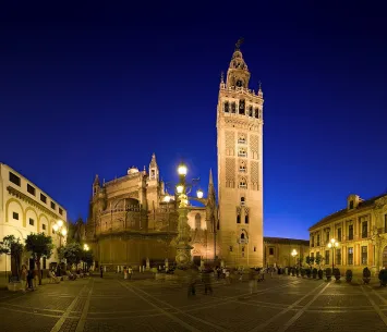 Plaza de la Virgen de los Reyes