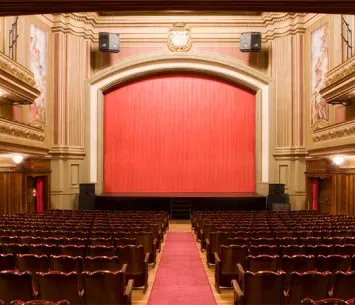Escenario y patio de butacas de un teatro