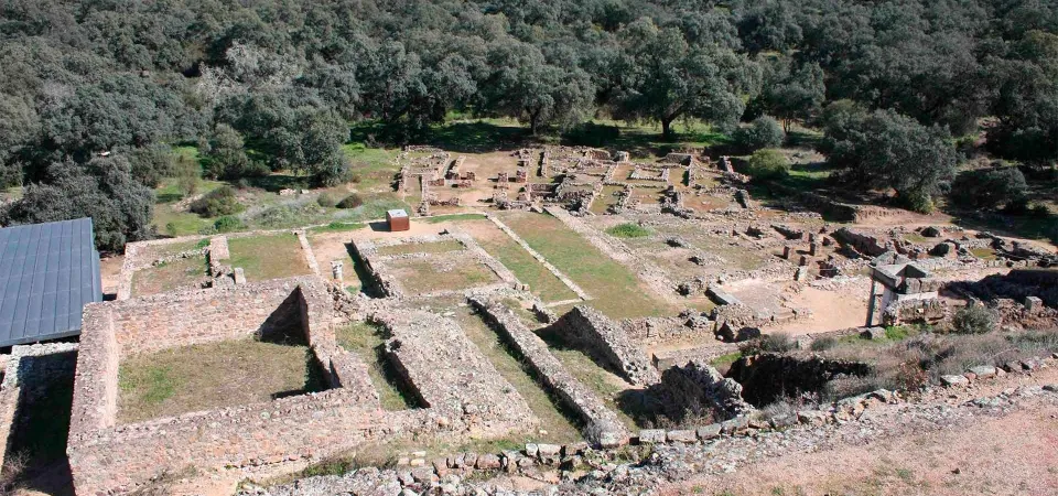 Enclave Arqueológico Munigua. En primer término Templo de podio. Foro romano y abajo Casas 1 y 6. Autora: Mª del Camino Fuertes Santos.