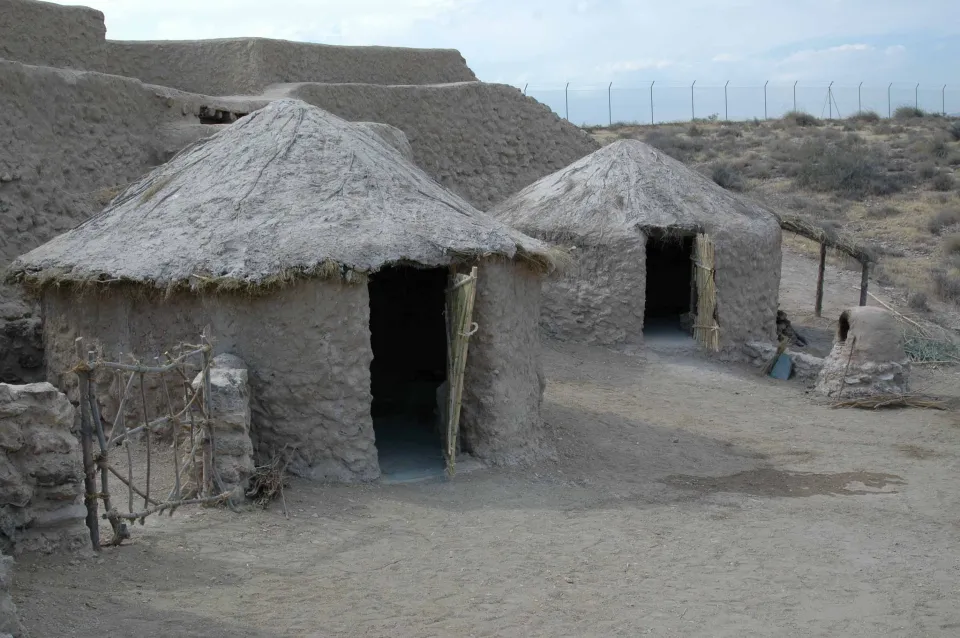 Cabañas reconstruidas del Enclave arqueológico de Los Millares