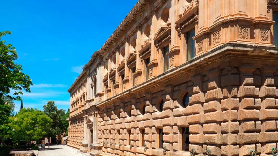 Vista lateral de la fachada del Museo de Bellas Artes de Granada