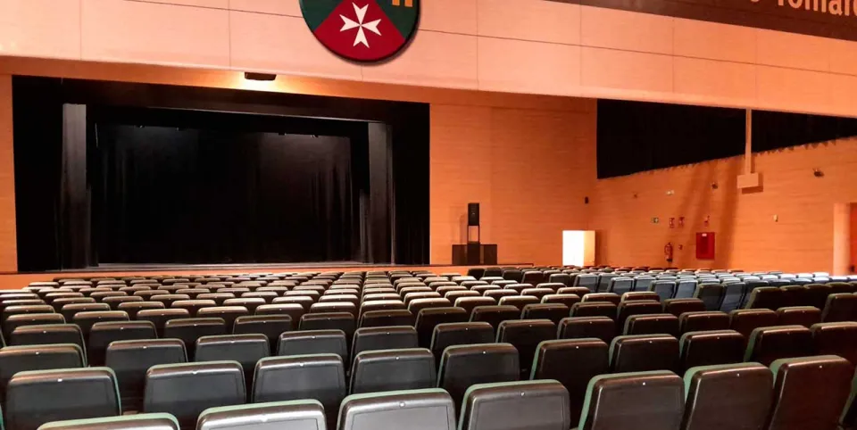 Butacas y escenario de un teatro