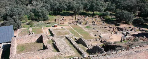 Enclave Arqueológico Munigua. En primer término Templo de podio. Foro romano y abajo Casas 1 y 6. Autora: Mª del Camino Fuertes Santos.