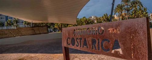 Escenarios y gradas de un auditorio al aire libre