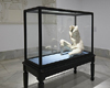 Berlinde de Bruyckere, La femme sans tte (La mujer sin cabeza), 2004. Cera, madera y vidrio, 192 x 82 x 182 cm. Coleccin Sandretto Re Rebaudengo. Foto: Pablo Ballesteros